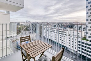 Outdoor dining - Luxe Favoriten 1BR w/ Roof & Bike Storage, close to Park, by Blueground (Vienna)