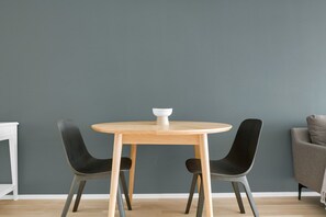 Dining - Luxe Favoriten 1BR w/ Roof & Bike Storage, close to Park, by Blueground (Vienna)