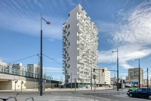 Exterior - Luxe Favoriten 1BR w/ Roof & Bike Storage, close to Park, by Blueground (Vienna)