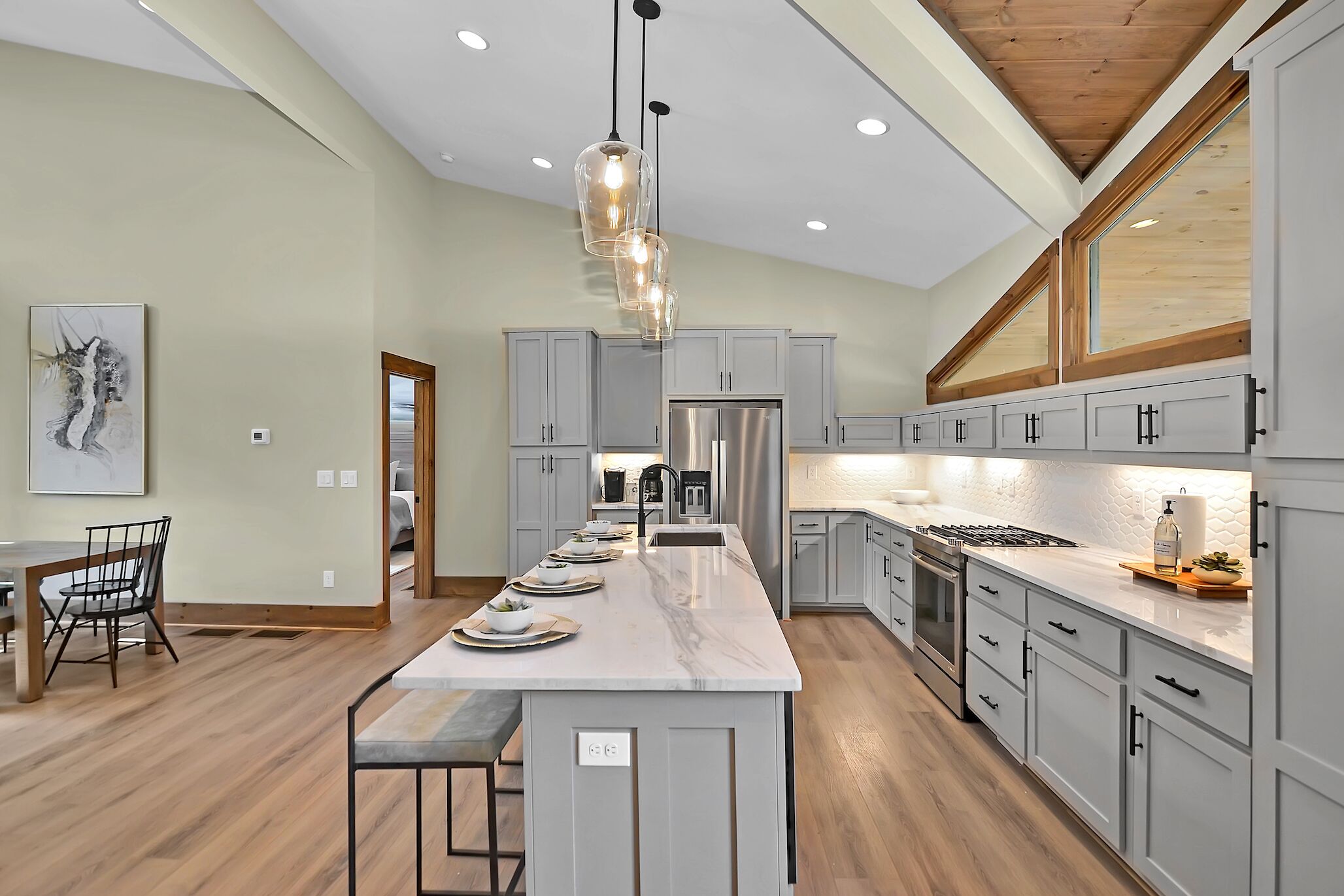 Creek's Corner ~ 3BR Creekside Retreat ~ Fire Pit  ~ Hot Tub