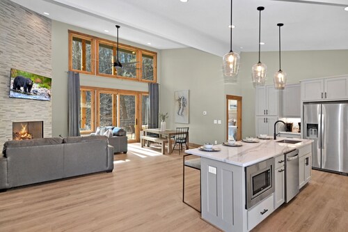 Creek's Corner ~ Creekside Retreat ~ Fire Pit  ~ Hot Tub ~  Pets Considered!