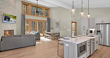 Creek's Corner ~ Creekside Retreat ~ Fire Pit ~ Hot Tub ~ Pets Considered!