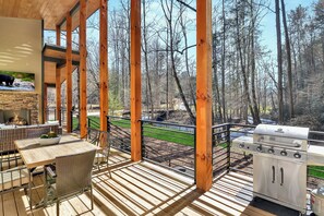 Outdoor dining - Creek's Corner ~ Creekside Retreat ~ Fire Pit  ~ Hot Tub ~  Pets Considered! (Ellijay)