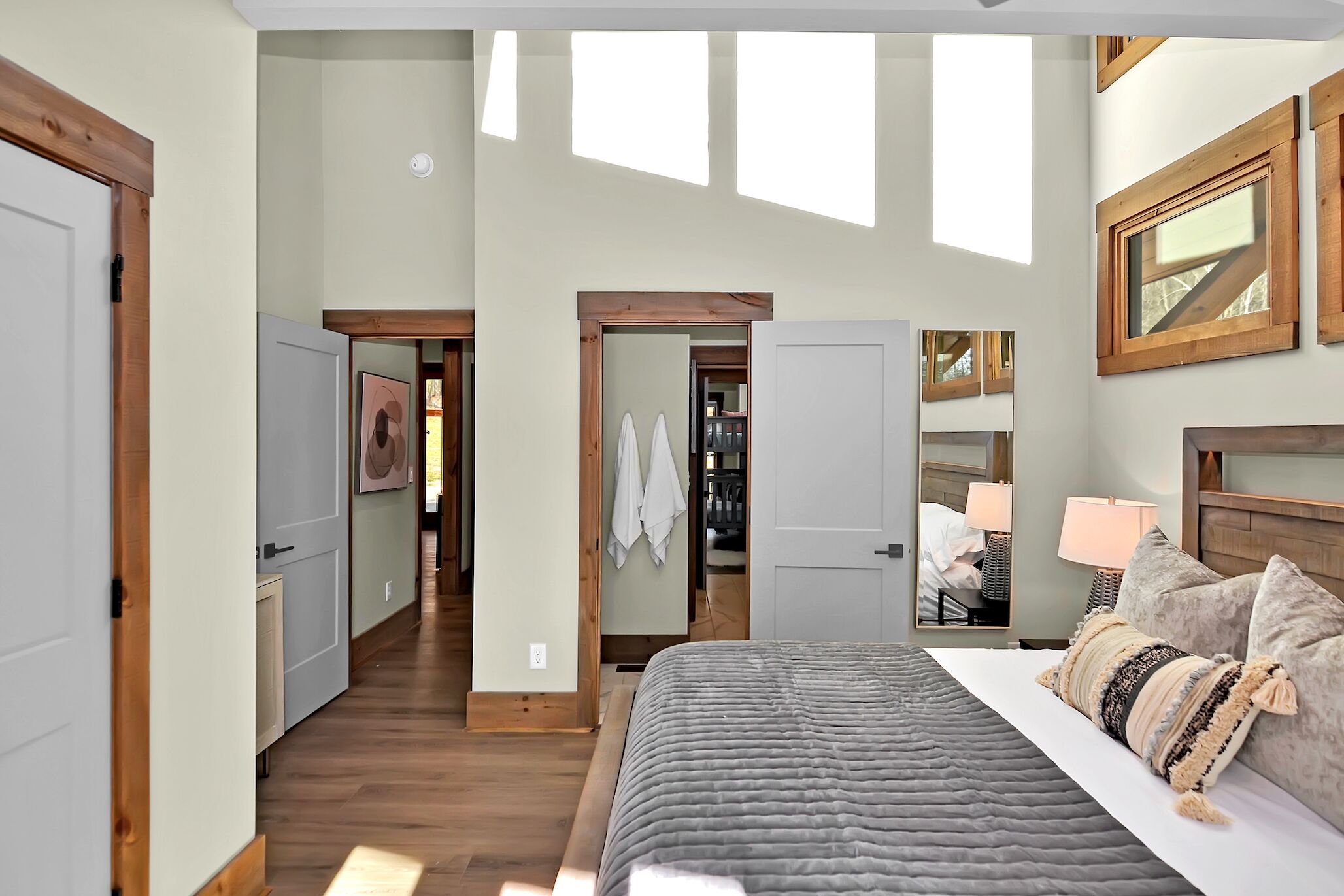 Een slaapkamer met een groot bed, een inloopkast en dakramen.