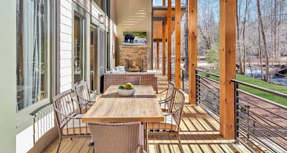 Creek's Corner ~ 3BR Creekside Retreat ~ Fire Pit ~ Hot Tub