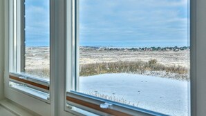 A view through a window of a snowy landscape with a clear sky. - Lovingly designed 62m² apartment offers space for 3 people on the 1st floor. - (Kampen (Sylt))