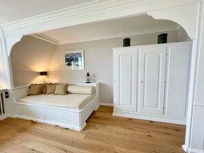 2 bedrooms, iron/ironing board, WiFi