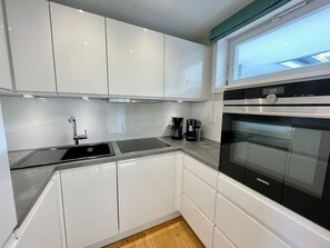 Fridge, oven, stovetop, dishwasher