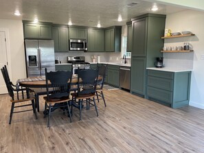 ثلاجة، ميكروويف، فرن، موقد طهي مسطح