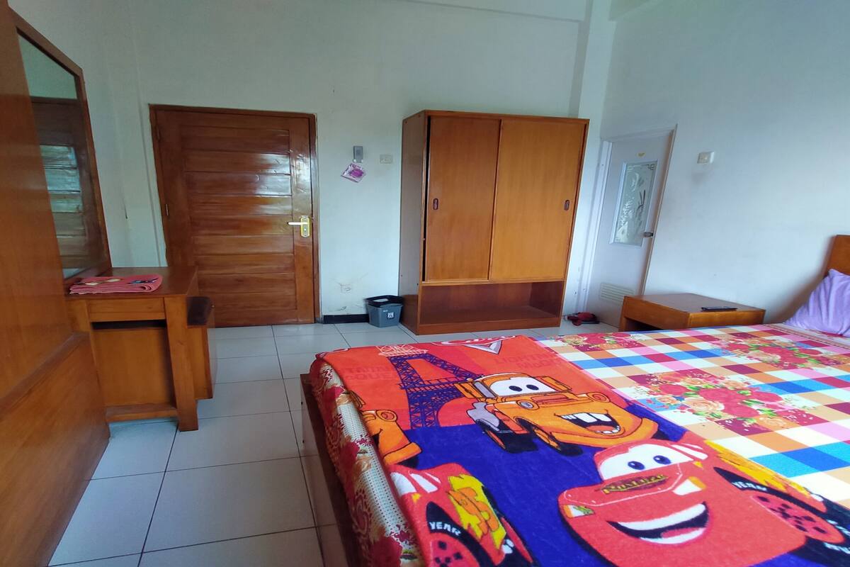 Desk, bed sheets