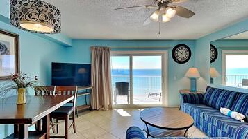 Apartment, Mehrere Betten, Balkon, Meerblick (Summit Beach Resort #1231) | Wohnbereich | 40-Zoll-Fernseher mit Kabelempfang