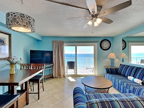 Apartment, Mehrere Betten, Balkon, Meerblick (Summit Beach Resort #1231) | Wohnbereich | 40-Zoll-Fernseher mit Kabelempfang