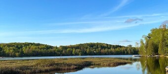 The Peninsula Cottage in Haliburton - Lakefront w/ hot tub