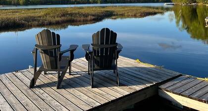 The Peninsula Cottage in Haliburton - Lakefront w/ hot tub