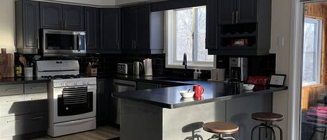 Kjøleskap, mikrobølgeovn, ovn og kokeplater