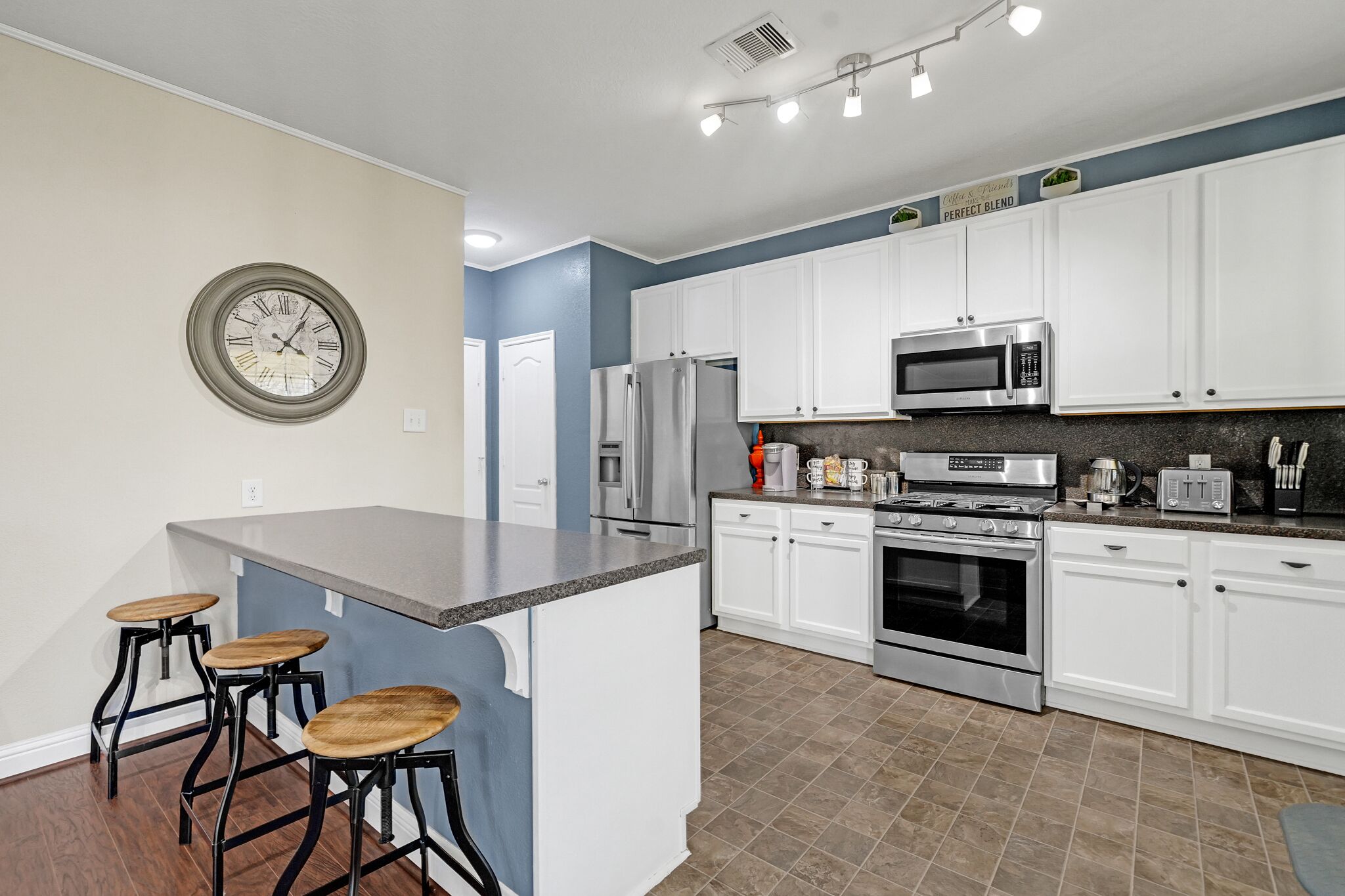 Réfrigérateur, micro-ondes, four, plaque de cuisson