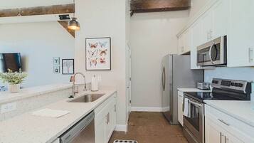 Coffee/tea maker, fridge, microwave, oven
