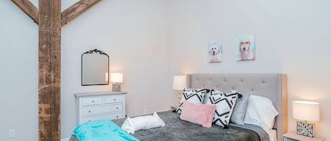 1 makuuhuone, työpöytä, silitysrauta/-lauta, vauvan matkasänky