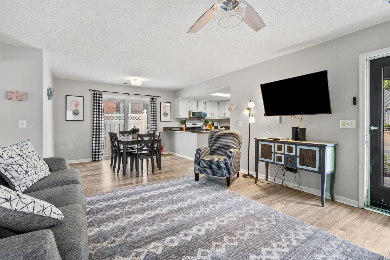 Pretty home w/deck in family-friendly community w/pool - 1 block from the ocean