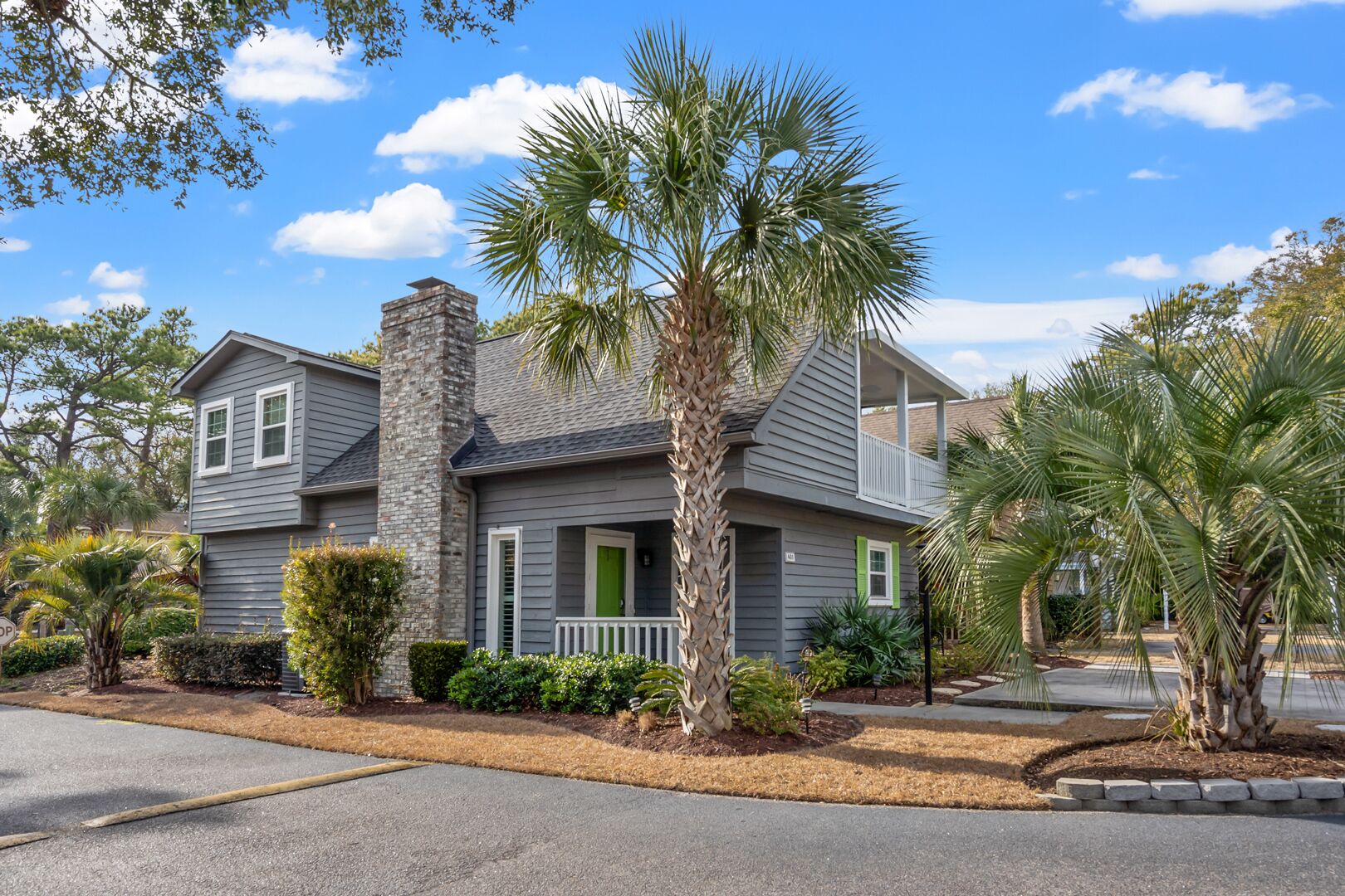 Pretty home w/deck in family-friendly community w/pool - 1 block from the ocean