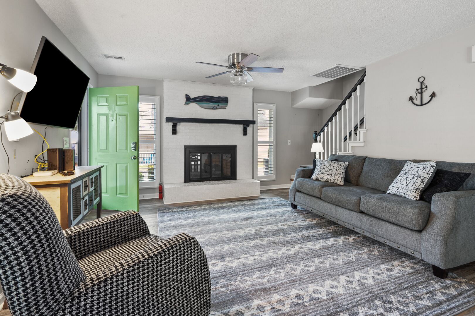 Pretty home w/deck in family-friendly community w/pool - 1 block from the ocean