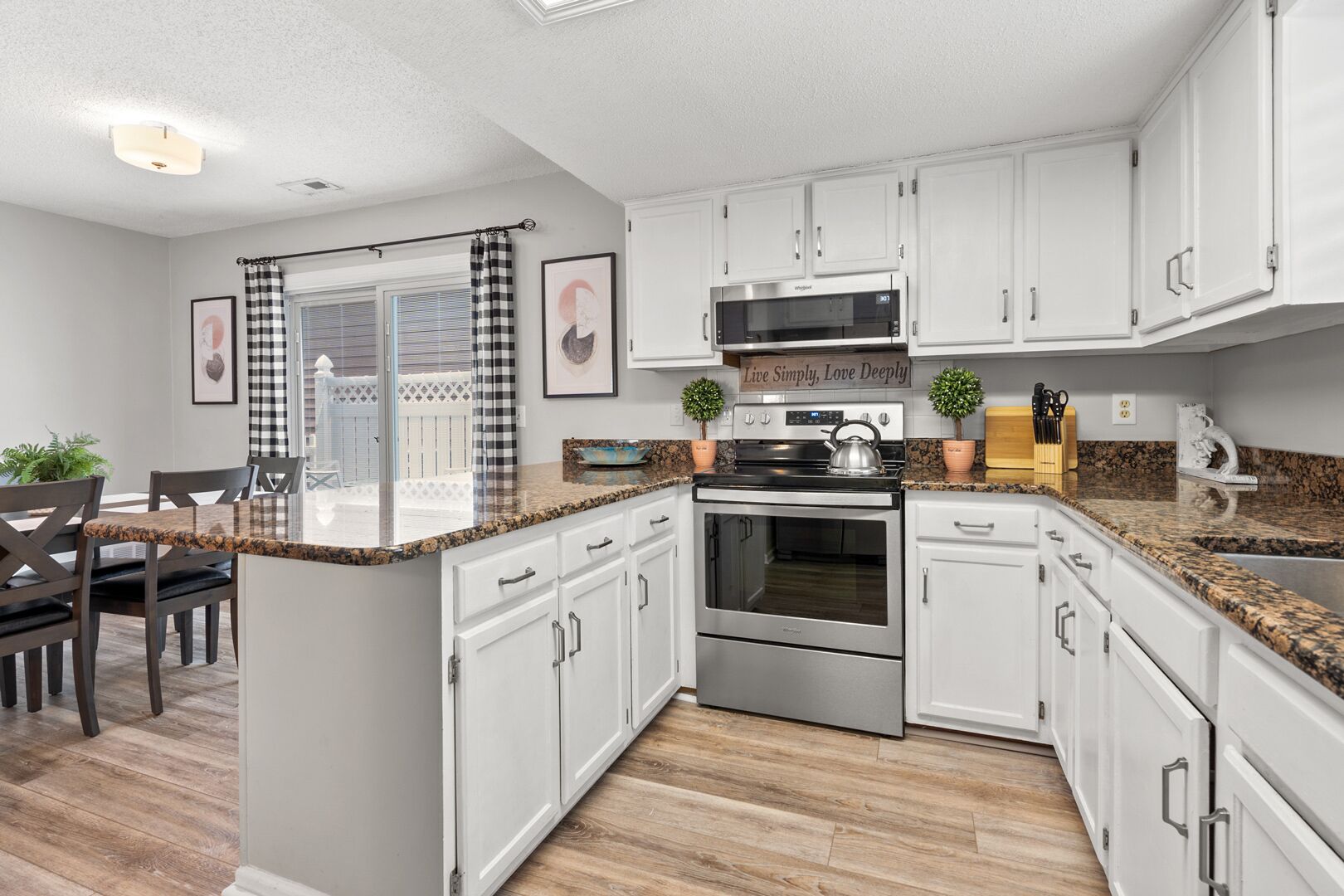 Pretty home w/deck in family-friendly community w/pool - 1 block from the ocean