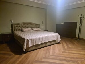 3 bedrooms, iron/ironing board, WiFi, bed sheets - Spacious Executive Luxury Apartment with Balcony (Cairo)