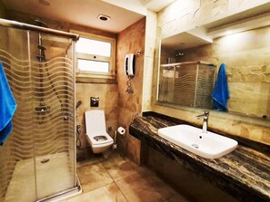 浴槽、タオル、石鹸、シャンプー