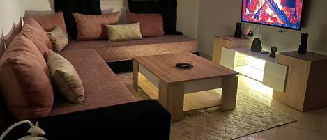 Een televisie en een stereo