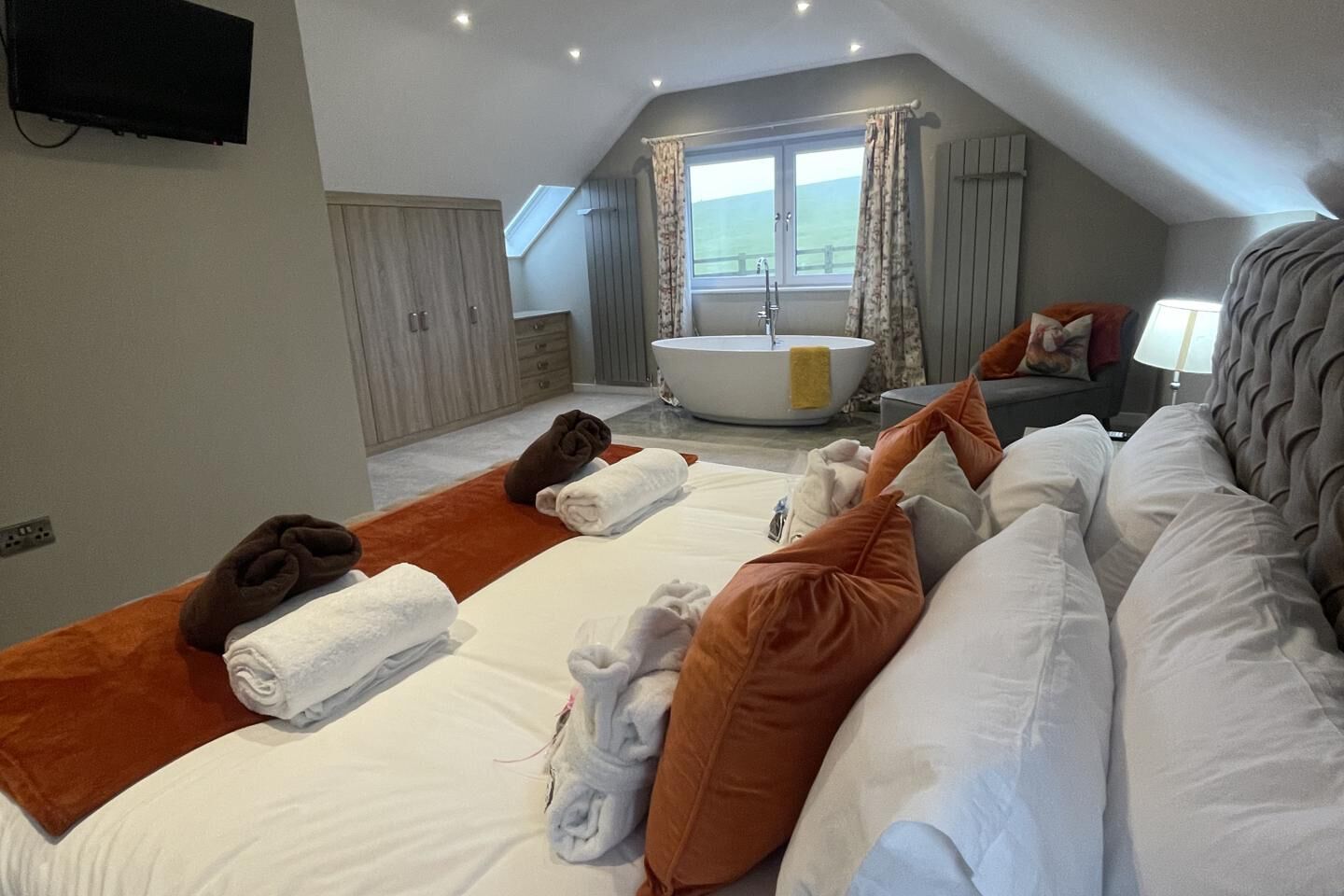 4 bedrooms, iron/ironing board, WiFi, bed sheets