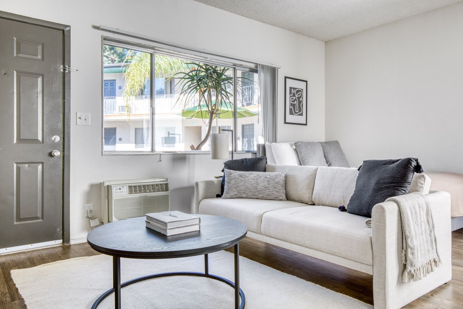 Sleek Burbank Studio w/ Courtyard & Pool, near restaurants, by Blueground