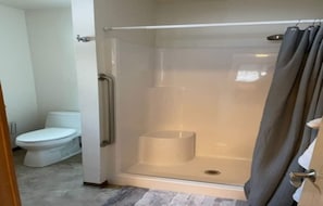Ensemble douche/baignoire, sèche-cheveux, serviettes fournies