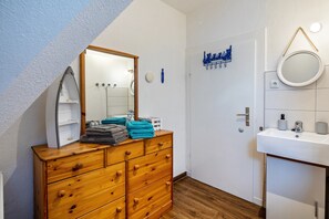 Dusj, hårføner og håndklær
