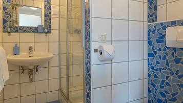 Dusche, Haartrockner, Handtücher
