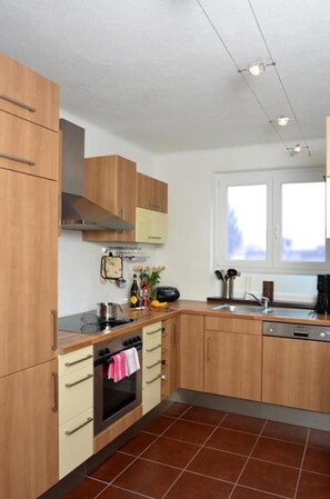 Fridge, microwave, oven, stovetop - Apartment 'Villa Müller Rotfuchs' with Lake View, Shared Garden and Wi-Fi (Ossiach)