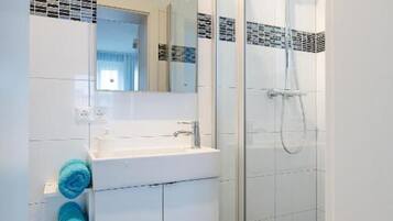 Dusche, kostenlose Toilettenartikel, Haartrockner, Handtücher