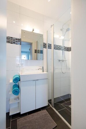 Shower, free toiletries, hair dryer, towels - Apartment 'Villa Müller Rotfuchs' with Lake View, Shared Garden and Wi-Fi (Ossiach)