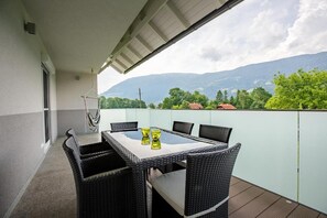 Outdoor dining - Apartment 'Villa Müller Rotfuchs' with Lake View, Shared Garden and Wi-Fi (Ossiach)