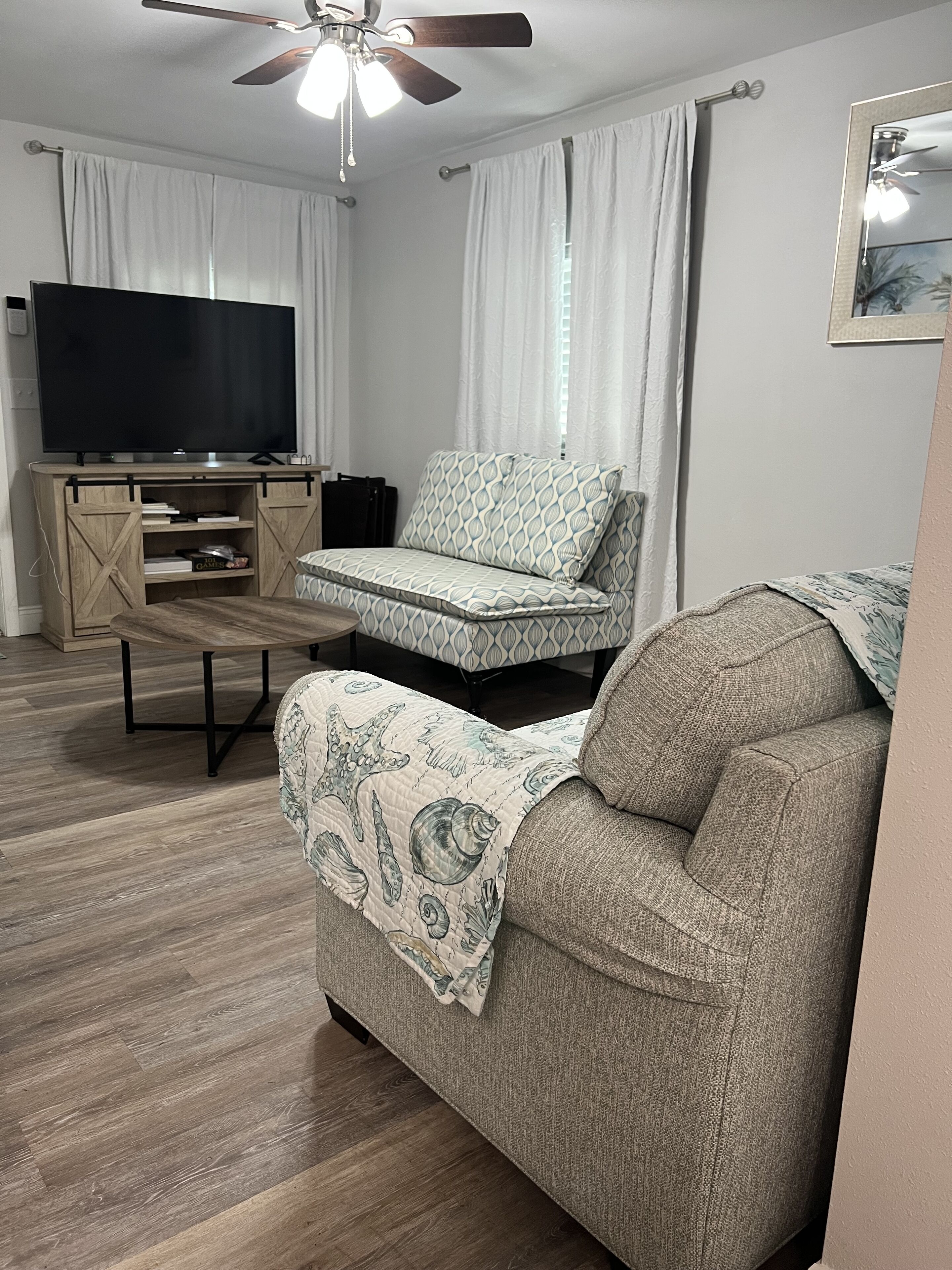 Lovely 2 brm/1 bath home - close to beaches/downtown - backyard with firepit!