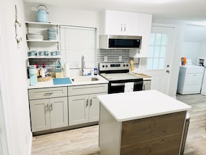 Réfrigérateur, four à micro-ondes, un four, surface de cuisson