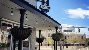 A bistro named Polonza Bistrio with outdoor seating and string lights. - 2 bd 1 bath home - King bed - close to beaches&downtown - backyard with firepit (Pensacola)