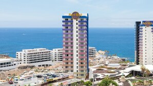 A Hard Rock Hotel with a view of the ocean. - Beautiful Vacation Home with Sea Views in the Ocean Garden Complex (Adeje)