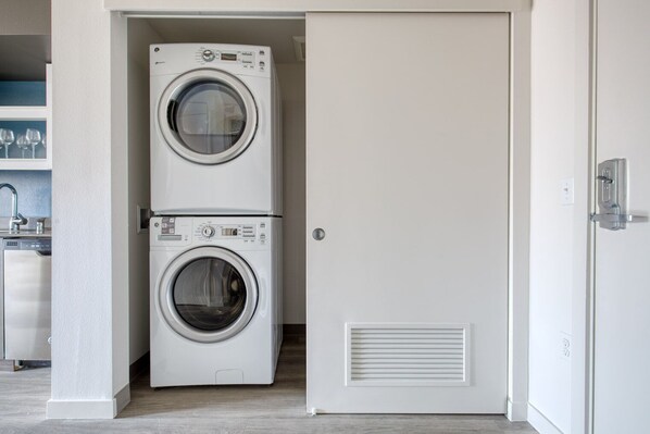 Interior - Superb Capitol Hill 1BR w/ Lounge & Gym, easy commute, by Blueground (Seattle)