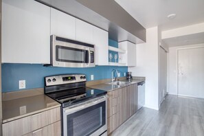 Geladeira, micro-ondas, fogão, lava-louças