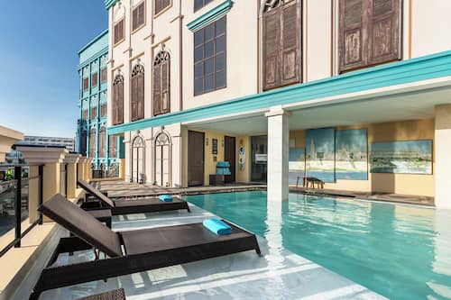 Una piscina al aire libre
