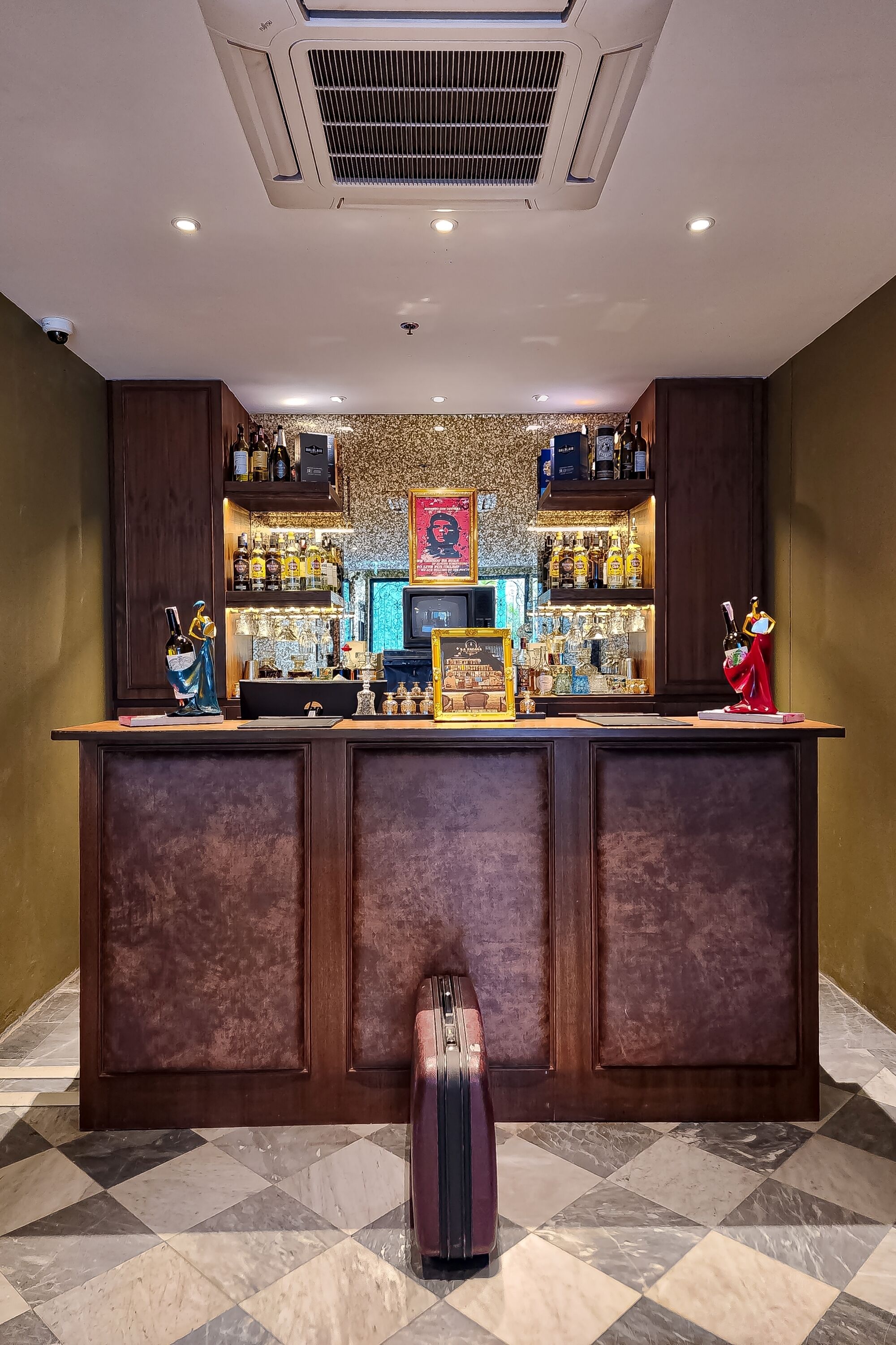 Eine Bar mit einer Theke, Flaschenregalen und einer dekorativen Figur.
