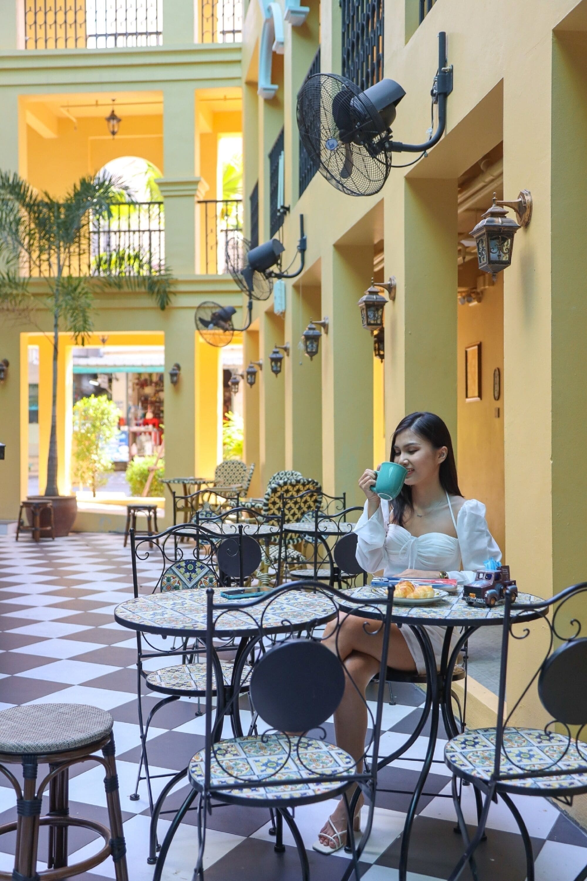 Breakfast, lunch and dinner served