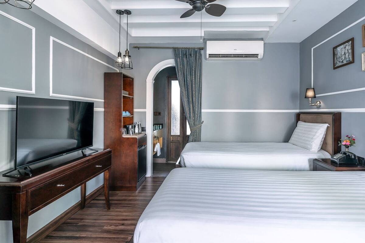Phòng 2 giường đơn Elite, 2 giường đơn, ban công, quang cảnh thành phố | Bàn, bàn ủi/dụng cụ ủi quần áo, truy cập Internet không dây miễn phí 