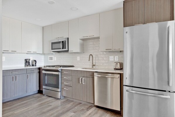 Een koelkast, een microgolfoven, een oven, een vaatwasser