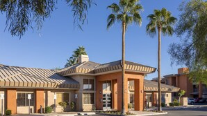 A hotel with a modern architectural design, featuring a flat roof, large windows, and a central entrance. - Scottsdale Condo - Great Location, Pool, Full Kitchen (Scottsdale)